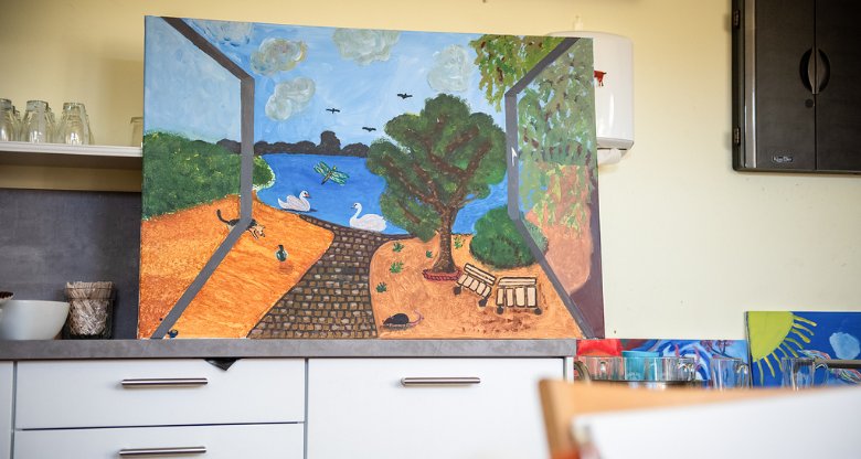 Gemalte Bilder bei einem Kunstworkshop für obdachlose Menschen